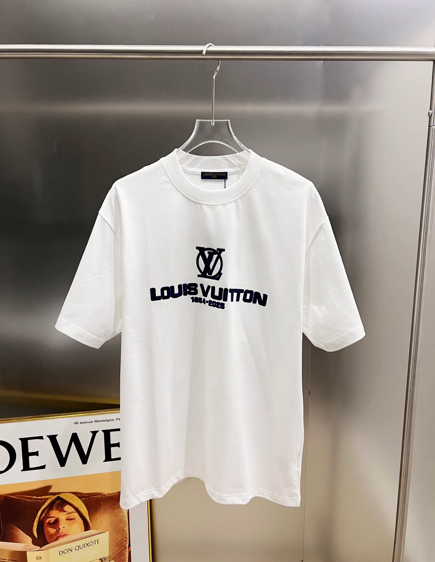 🅿️190 1v Louis* 2025 autumn and winter new style classic letter three-dimensional craft design high-end version! Highly breathable and comfortable, customized double yarn plain cotton fabric. Short-sleeved T-shirt. Same style for men and women. Sizes S M L XL XXL Five sizes black white